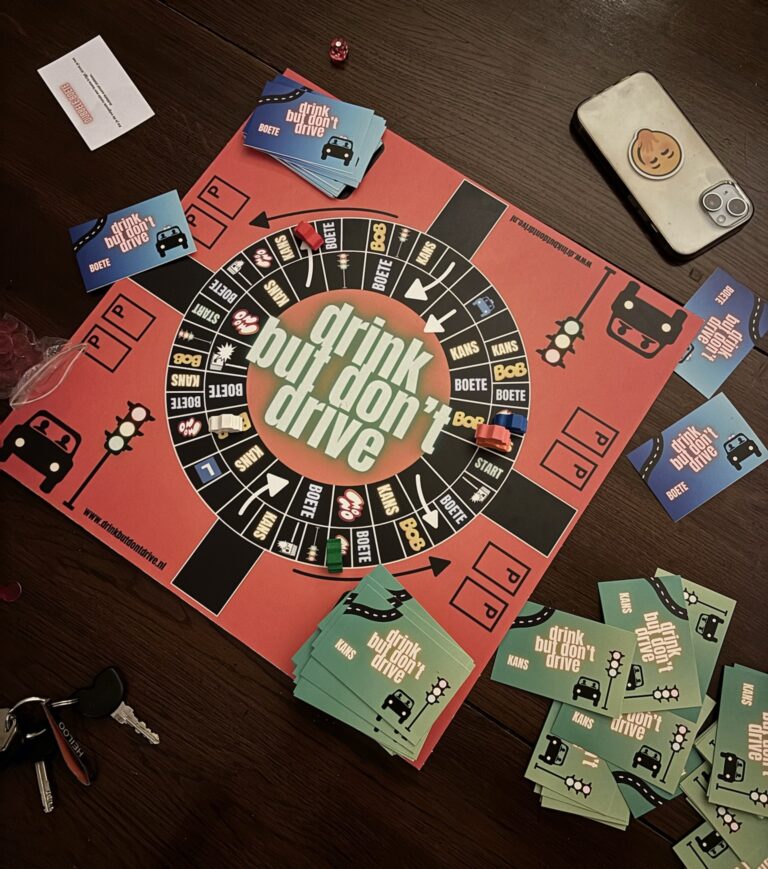 Bordspel met kaarten en pionnen